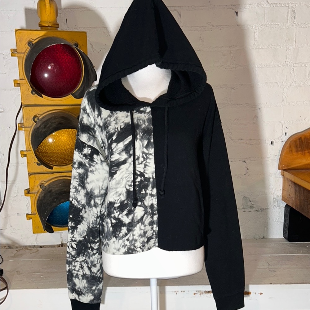 2for1 GAP Blue Ombre Long Sleeve crop sweatshirt AND Wild Fable B&W crop hoodie